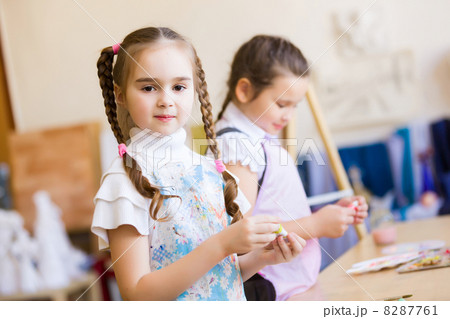 Children drawing and painting 8287761