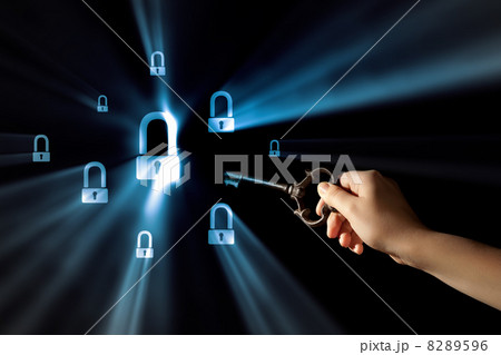 Hand with key 8289596