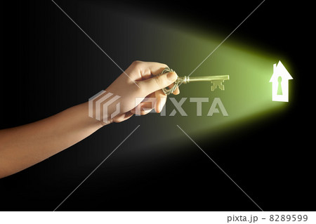 Hand with key 8289599