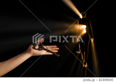 Hand with key 8289600