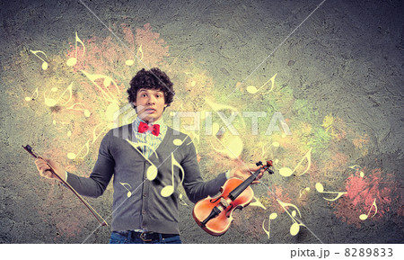 Young man violinist 8289833
