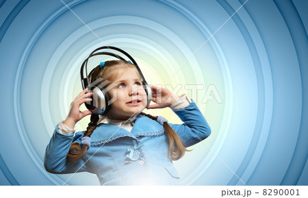 Little girl in headphones Little girl in headphones 8290001