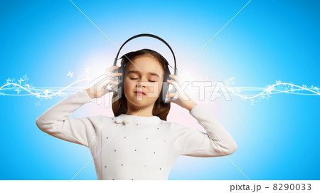 Little girl in headphones 8290033