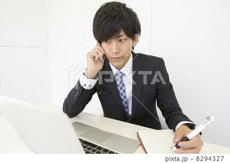 働くビジネスマン 8294327