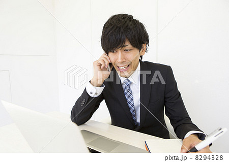 働くビジネスマン 8294328