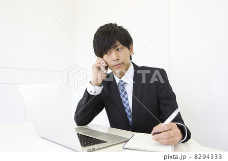 働くビジネスマン 8294333