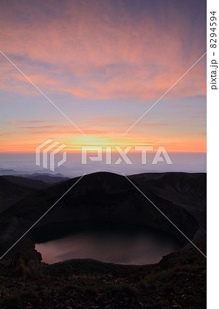 朝焼けと火口湖 8294594