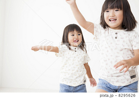 ダンスをする子供 8295626
