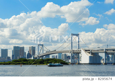 青空が広がるお台場海浜公園のレインボーブリッジと遊覧船・ヒミコ 8295674