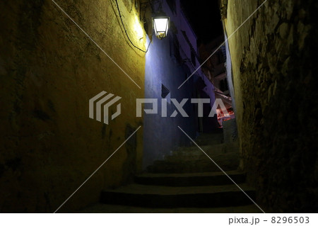 シェフシャウエンの路地、モロッコ 8296503