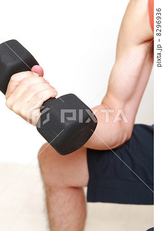 筋トレをするひ弱な男性 8296936