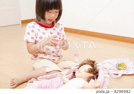 お人形で遊ぶ女の子 お人形で遊ぶ女の子 8296982
