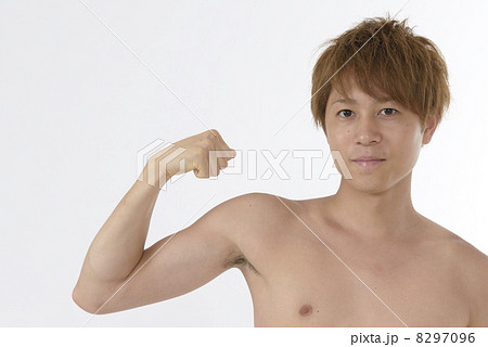 裸の若い男の上半身 8297096