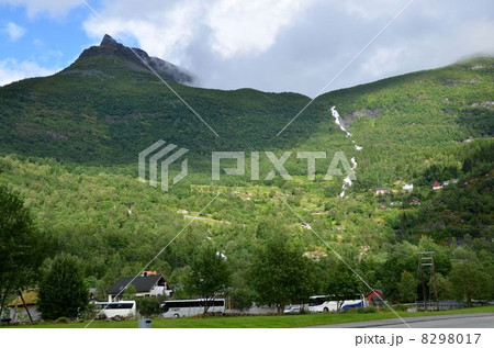 氷河からの急流が流れ落ちるガイランゲルのＵ字谷 8298017