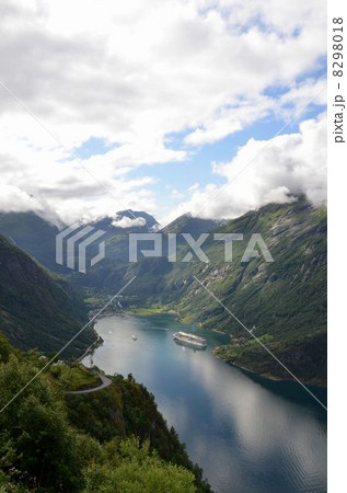 イーグルロードからの眺め、コバルトブルーの穏やかな世界遺産ガイランゲルフィヨルド 8298018