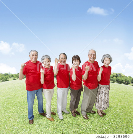 ガッツポーズをするシニア男女達 8298696