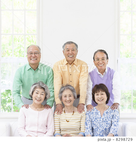 笑顔のシニア男女達 笑顔のシニア男女達 8298729