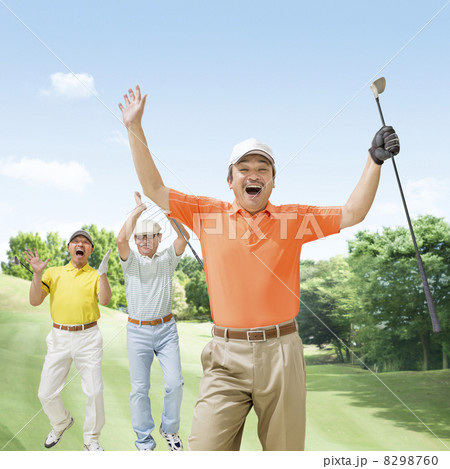ゴルフクラブを持って喜ぶミドル男性 8298760
