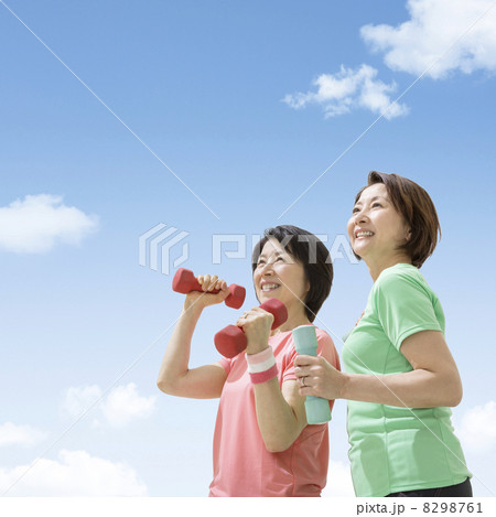 ダンベルを持つ2人のミドル女性 8298761