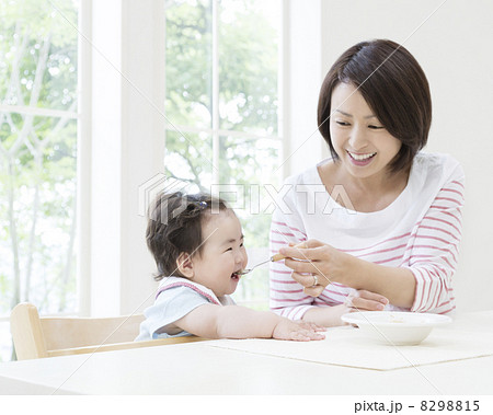 離乳食を娘に食べさせる母親 離乳食を娘に食べさせる母親 8298815