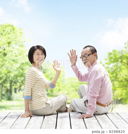 ウッドデッキに座る日本人夫婦の写真素材 980