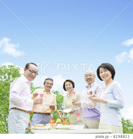 食卓を囲む日本人男女達 食卓を囲む日本人男女達 8298821