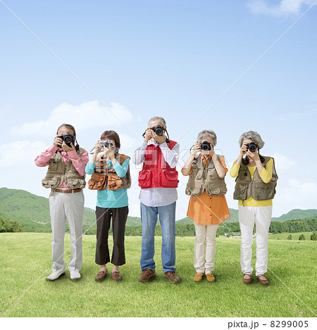 カメラをかまえるシニア男女達 8299005