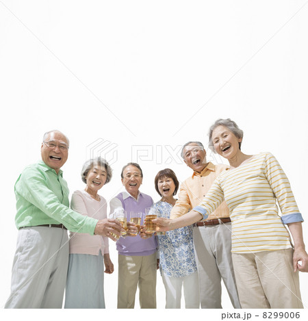 乾杯をするシニア男女達 乾杯をするシニア男女達 8299006