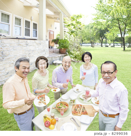 食卓を囲む日本人男女達 8299036