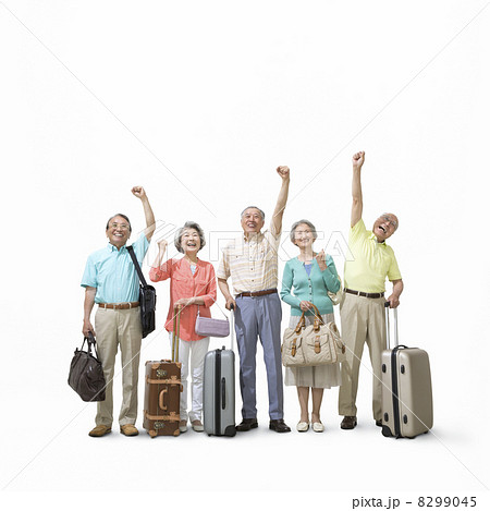 旅行カバンを持ってガッツポーズするシニア男女達 8299045