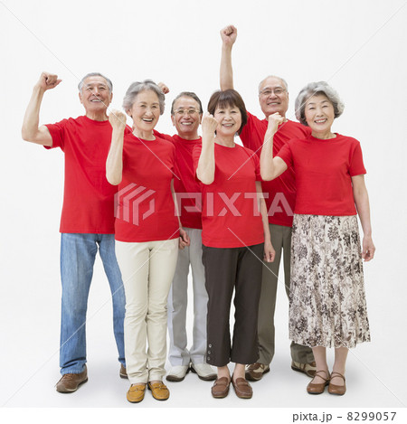 ガッツポーズをするシニア男女達 8299057