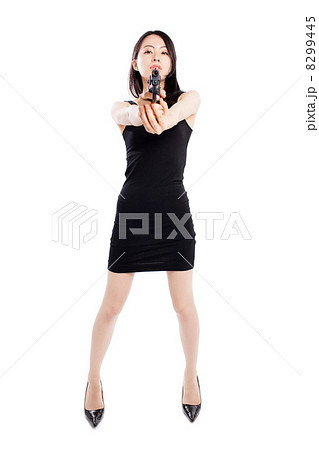 銃を構える女性 8299445