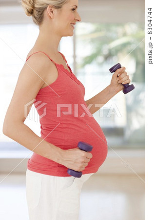 Pregnant woman lifting weightsの写真素材 [8304744] - PIXTA