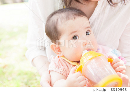 水分補給する赤ちゃん 生後7ヶ月 水分補給する赤ちゃん 生後7ヶ月 8310948