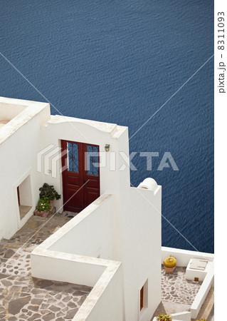 サントリーニ島　エーゲ海に面したドア 8311093