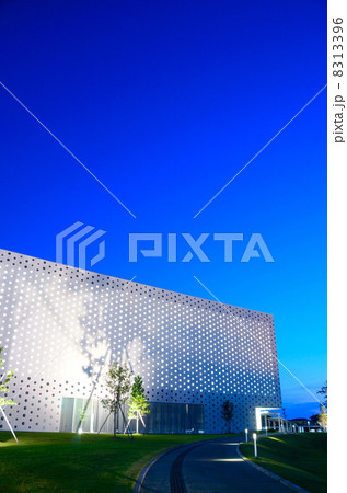 金沢海みらい図書館・夜間外観【縦】 8313396