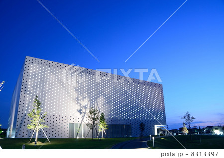 金沢海みらい図書館・夜間外観【横】 8313397