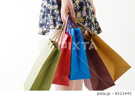 ショッピングバックを持つ女性 ショッピングバックを持つ女性 8313445