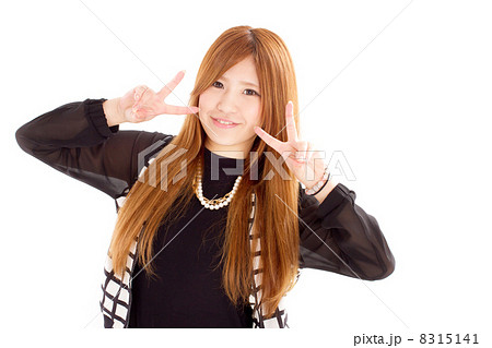 シースルーの秋冬ファッションで可愛らしく両手でピースをする20代の女の子 8315141