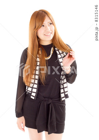 髪を触りながら斜め上を見上げてポーズをする可愛らしい日本の女の子 8315146