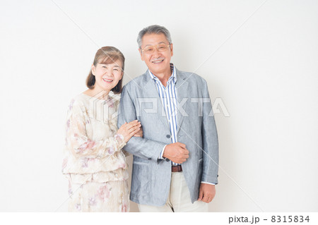 シニアの夫婦 8315834