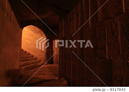 ミステリアスな廃地下道 8317642