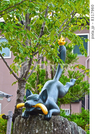 伏見稲荷大社の「キツネの像」（京都市伏見区深草藪之内町） 8317960