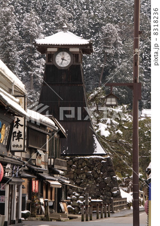 雪景色の出石の町並み「大手前通りと辰鼓楼(日本最古の時計塔)」 雪景色の出石の町並み「大手前通りと辰鼓楼(日本最古の時計塔)」 8318236