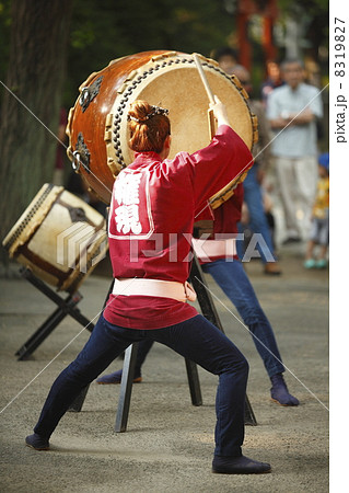 和太鼓を叩く女性の写真素材 197