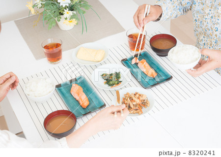 シニアの夫婦（食事） 8320241