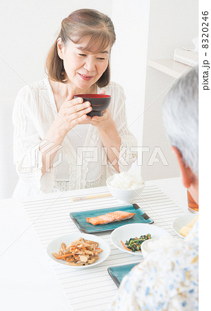 シニアの夫婦(食事) シニアの夫婦(食事) 8320246