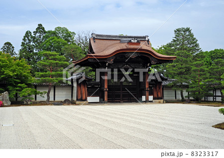 仁和寺南庭の勅使門 8323317