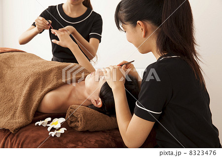 ネイルとまつ毛の施術 8323476