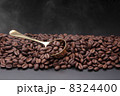 コーヒー豆とスプーン 8324400
